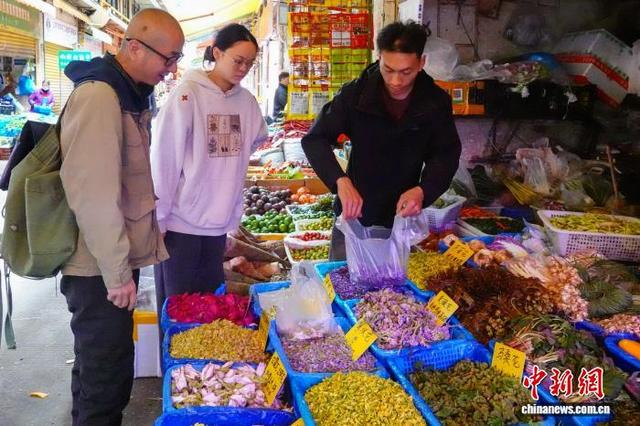 3月22日，食客选购绿肥花。中新社记者 李嘉娴 摄