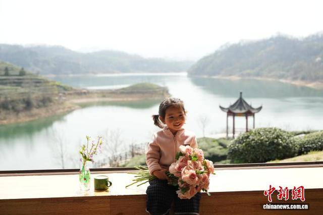 图为3月22日，一名小朋友在观景窗前拍照留念。刘鸿鹤 摄
