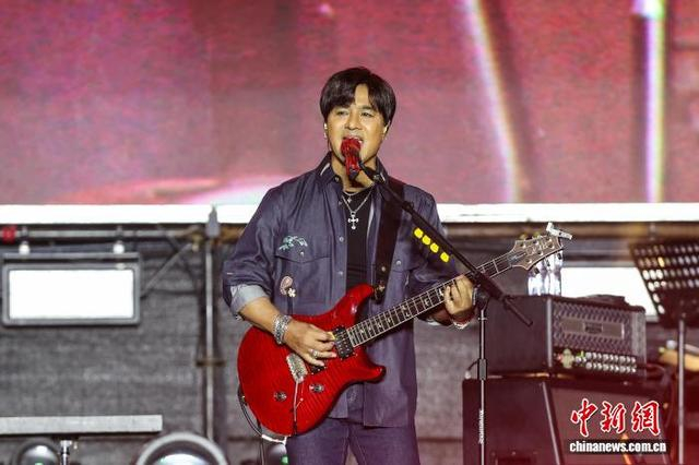 3月21日晚，台湾摇滚组合动力火车成员尤秋兴在演出中。中新社记者 瞿宏伦 摄