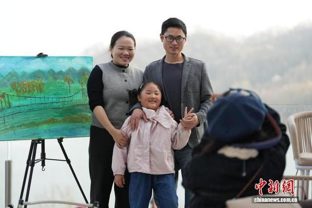 图为3月21日，几位游客在拍照打卡。刘鸿鹤 摄