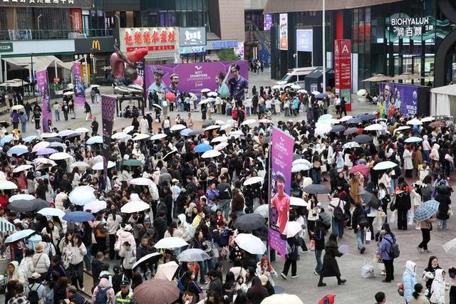 2026年3月15日，重庆巴南华熙生物·润百颜ECM中心，周边餐饮、商超等场所人气爆棚。李攀摄