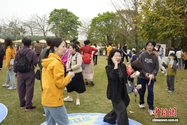 图为参会两岸妇女家庭参加挑战赛活动。漳州长泰区妇女联合会供图
