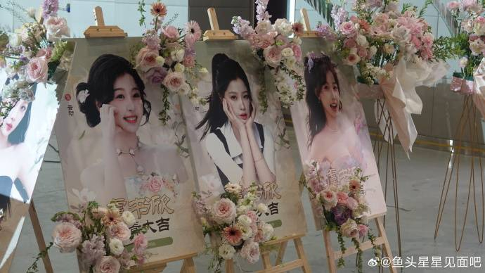 现场人流密集，旅游团导游向游客介绍此为