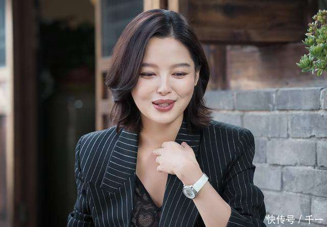 丽都岛的夜风吹乱了她的发丝，她没有去整理，任由碎发贴在口红上，仿佛在给未来留下一道未完成的注脚。