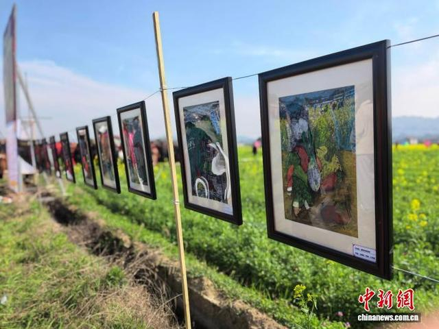 油菜花节上孩子们的版画作品展。 李胜财 摄