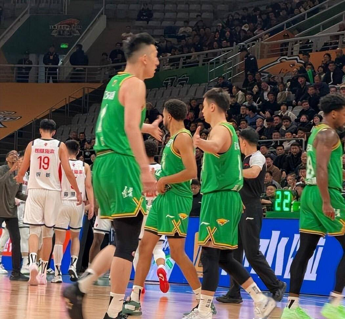 京辽大战，是底蕴与活力的碰撞，是团队篮球与明星阵容的较量。上海对阵四川，则是强者恒强剧本的又一次上演。当广东队的爆冷失利警醒所有球队不可有丝毫松懈时，今晚的这些对决，又会给我们带来怎样的故事？是辽宁延续神奇，在主场击退强敌？还是北京凭借天赋优势，终结对手的连胜步伐？上海队的九连胜，又是否会如期而至？所有的答案，都将在今晚的哨声中揭晓。你认为，哪支球队能笑到最后？