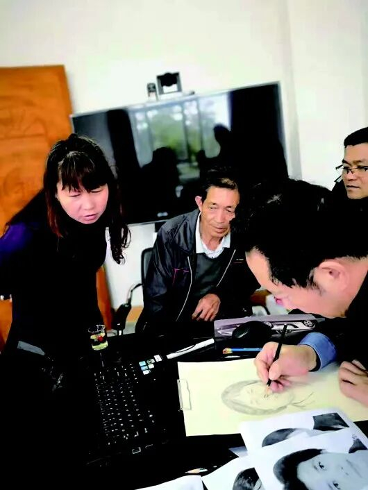 2019年3月，林宇辉受邀为“梅姨”绘制新画像。图源：齐鲁晚报