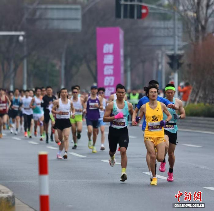 参赛运动员近5000人，其中有约60%外省市参赛者。　(静安区新闻办供图)