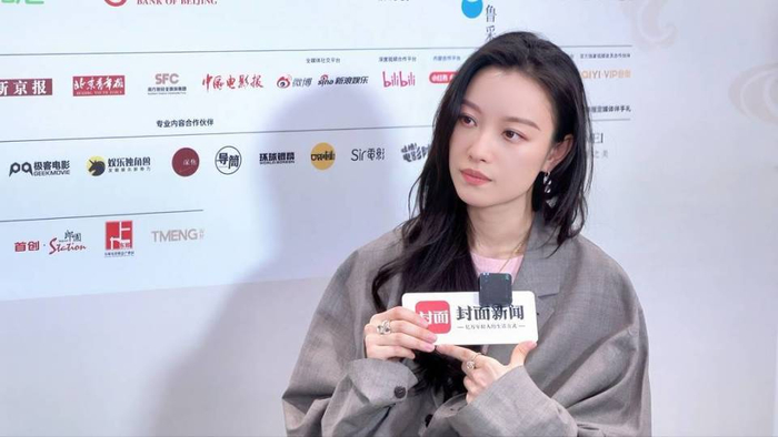 倪妮接受封面新闻记者专访。