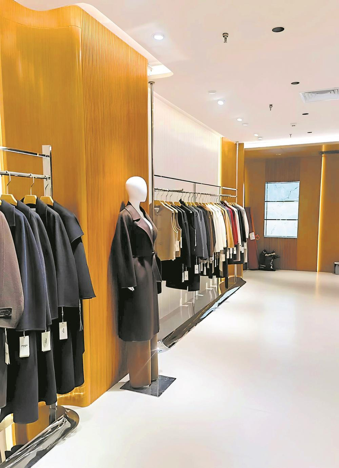     今年的衣服价格较去年同期明显高了一些。