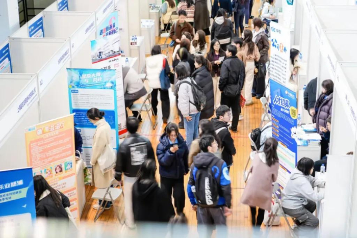 3月20日，复旦大学2026届毕业生春季综合招聘会在邯郸校区北区体育馆举行。本文图片均为 校方供图