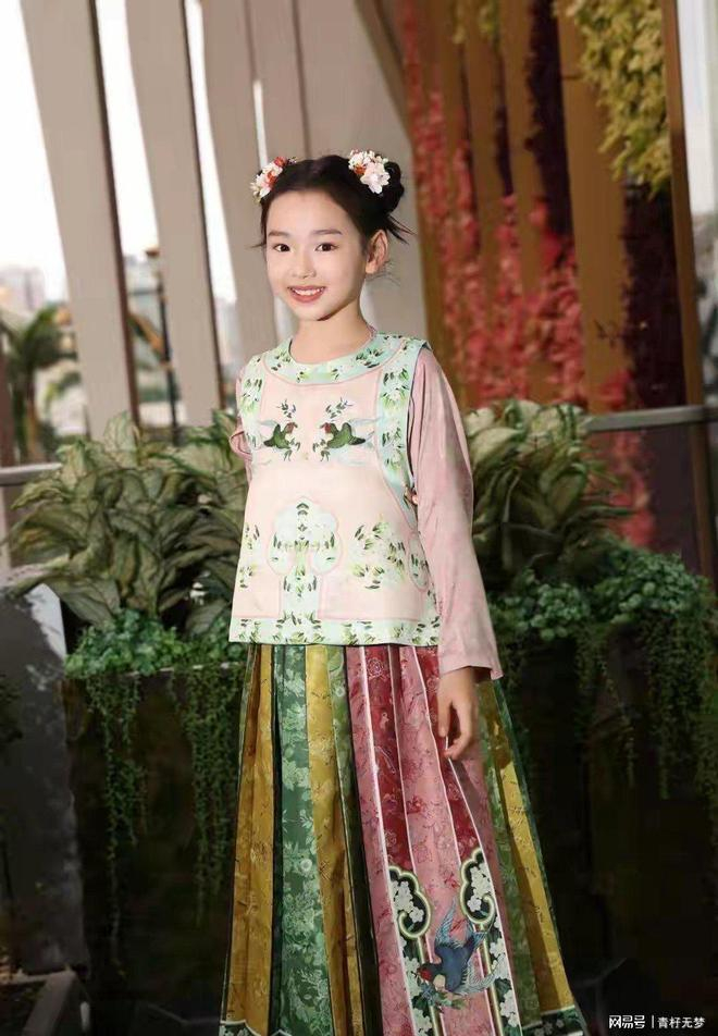 小酒窝晚会造型太绝，新中式小公主美到心巴上|2025湾区升明月|高舒乔|董璇|裙子|写真_新浪新闻