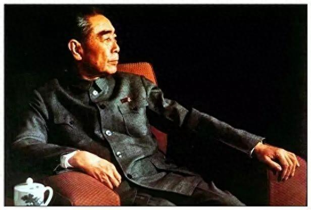 焦尔乔·洛迪拍摄的著名肖像照——《深思中的周恩来》。图片来源：人民日报 