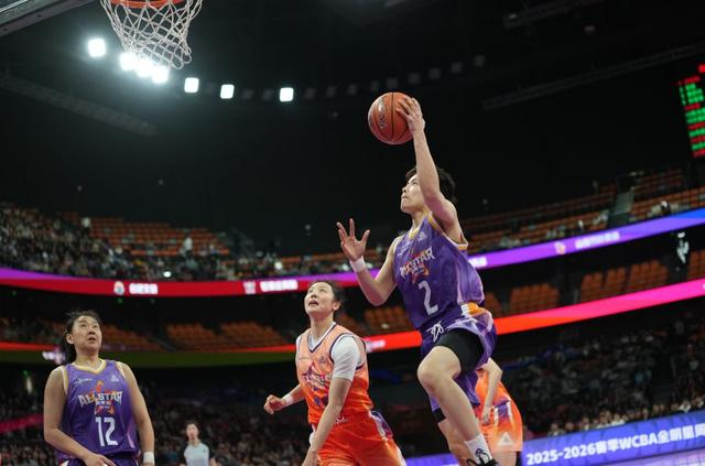 3月22日，南区明星队球员杨舒予（上右）在比赛中上篮。新华社记者 李一博 摄