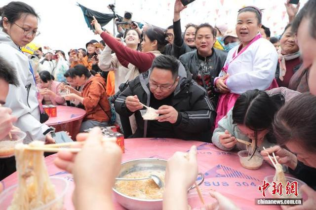 图为嗦粉比赛现场。陆荣斌 摄