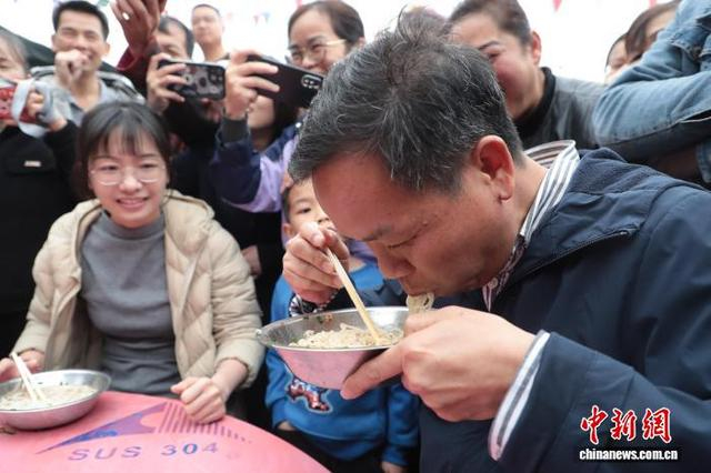 图为嗦粉比赛现场。陆荣斌 摄