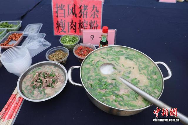 图为选手制作的生榨米粉。陆荣斌 摄