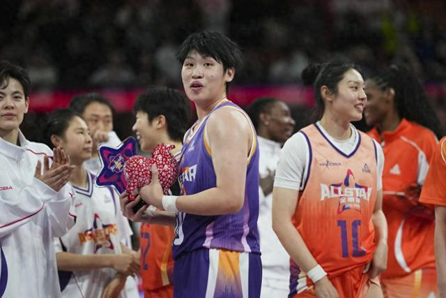 3月22日，南区明星队球员陈明伶（前）获得最有价值球员称号。新华社记者 李一博 摄