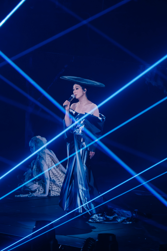 ▲杨千嬅认为，“踏实不是安稳，而是你懂了，很多东西不需要太执着。”