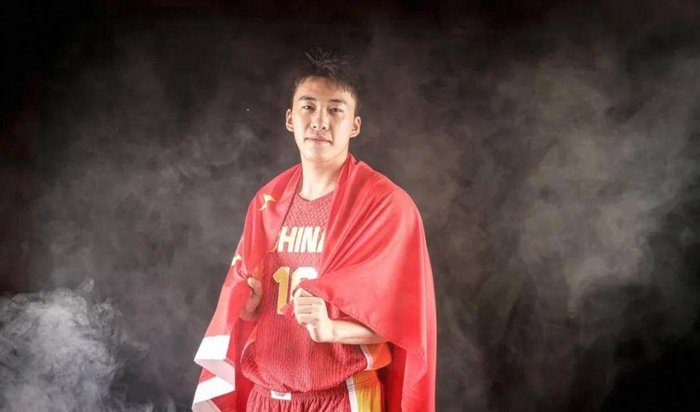 反正这事就这么定了，不管去哪支队伍，只要发挥出水平，未来的路都不会差。你们怎么看？赌他会去哪里？