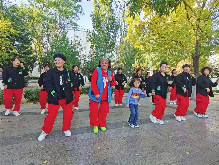 孟大妈(前排左二)与小海洋共舞。