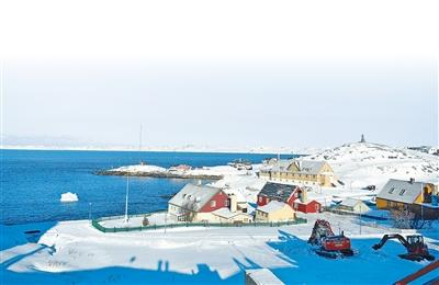 格陵兰岛首府努克海边一景。本报记者 徐 馨摄