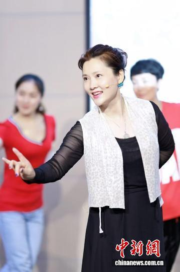 图为2018年何赛飞与越剧票友零距离交流。何赛飞供图。