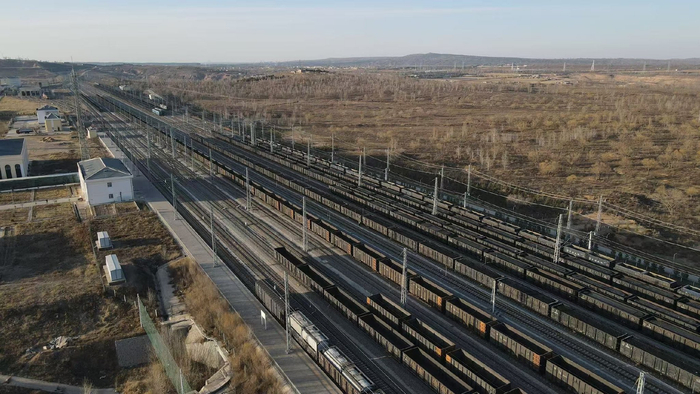 国铁西安局货运编组场等待的列车。图/国铁西安局