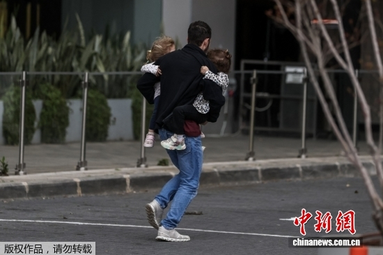 当地时间2月28日，以色列多地响起防空警报，特拉维夫街头民众正在奔跑进入避难设施。