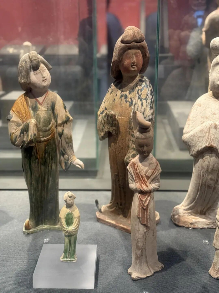 唐·三彩女立俑   陕西历史博物馆藏    图片来源：西安文物