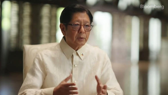 马科斯24日接受彭博社采访 视频截图 