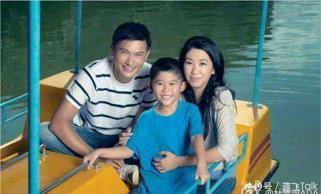  去年，陈锦鸿曾与佘诗曼、罗嘉良、许绍雄等人一起聚会，他还曾与欧阳震华、黎芷珊、杜燕歌和韩马里夫妇一起为许绍雄的妻子龙嬿庆祝生日。当时，陈锦鸿看起来体型消瘦，似乎身体状况不佳。不过，最近他再次出现在公众视野时，精神状态明显回升，身形也看起来不错，状态恢复得非常好。