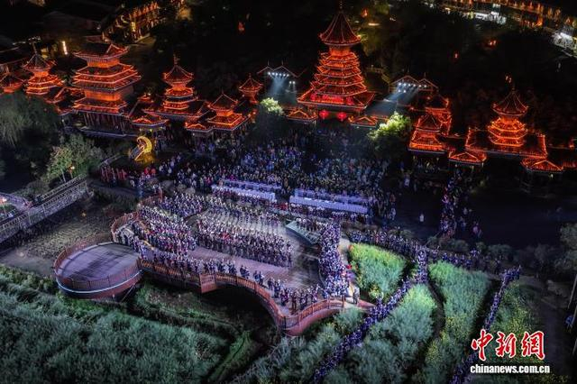 3月23日，耶鲁大学Whiffenpoofs合唱团与肇兴侗寨歌队进行文化交流晚会现场。瞿宏伦 摄