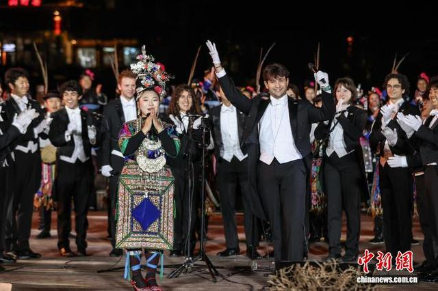 3月23日晚，耶鲁大学Whiffenpoofs合唱团成员在互动学唱《我在贵州等你》。瞿宏伦 摄