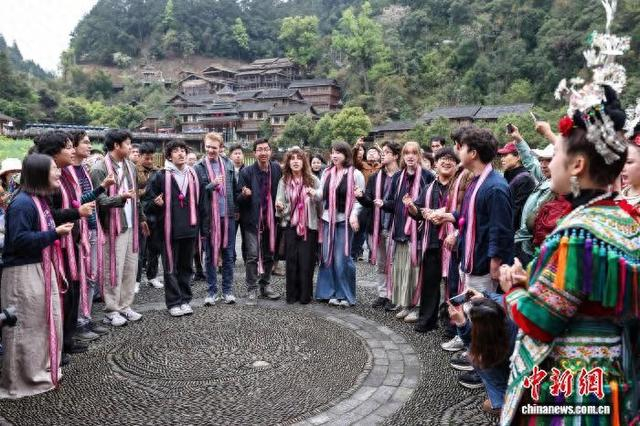 3月23日，耶鲁大学Whiffenpoofs合唱团在肇兴侗寨以阿卡贝拉演唱形式“对歌”。瞿宏伦 摄