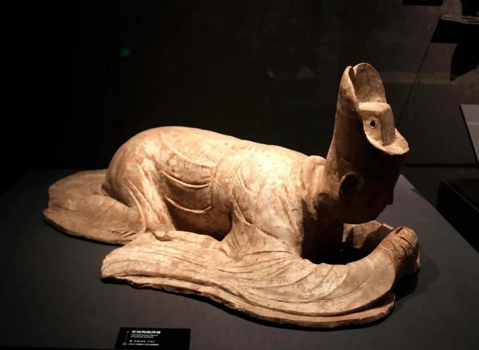 唐·彩绘陶跪拜俑   陕西历史博物馆藏    图片来源：西安文物