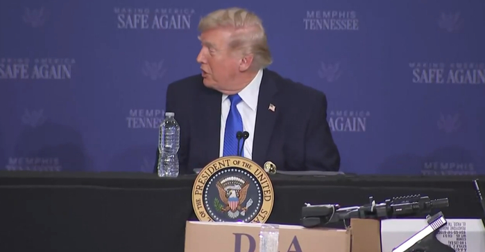 特朗普转头对赫格塞思说：你是第一个表态的。特朗普发言视频截图