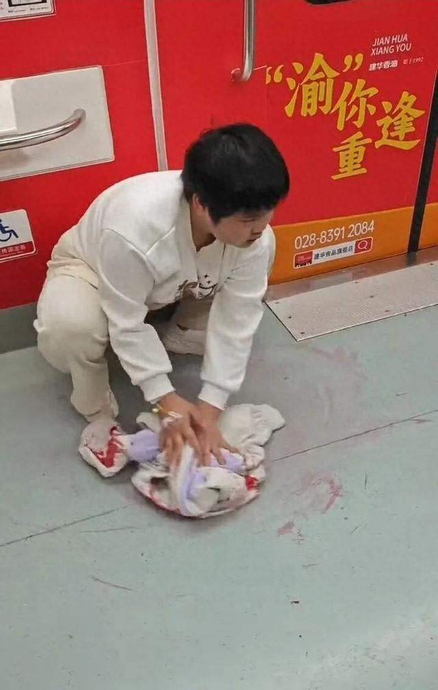 胡心瑶在擦车厢地板 （视频截图）