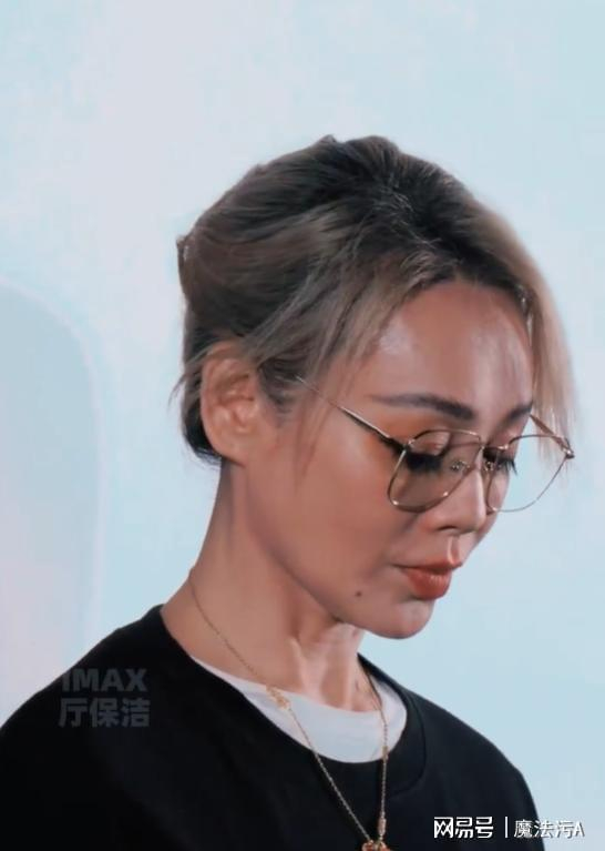 宁静“嘬腮”路演笑翻!女明星的“偶像包袱”咋成了可爱代名词?|娱乐圈|蜂蜜的针|雷佳音|表情包|周迅_新浪娱乐_新浪新闻