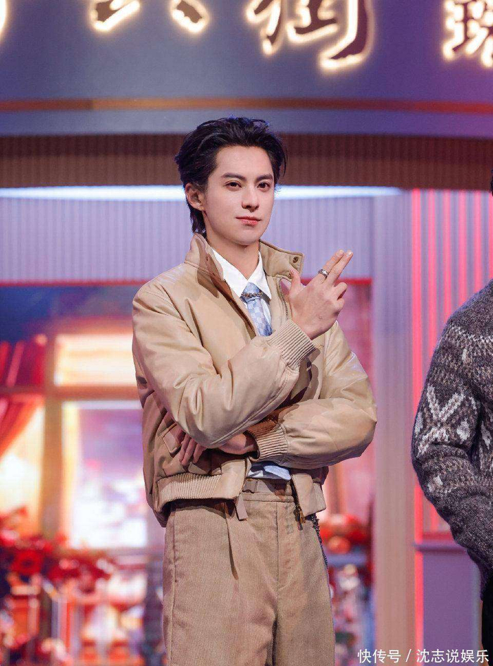  内娱的娱乐圈从不缺乏帅哥，也不缺流量，缺的是像王鹤棣这样，清醒、真诚、幽默且有礼貌，既能引领收视，又能坚守初心的艺人。而《你好星期六》正好给了他一个展示自我的舞台，让更多人看到了，顶流最打动人的，并非是耀眼的光环，而是光环之下最真实、最可爱的他。