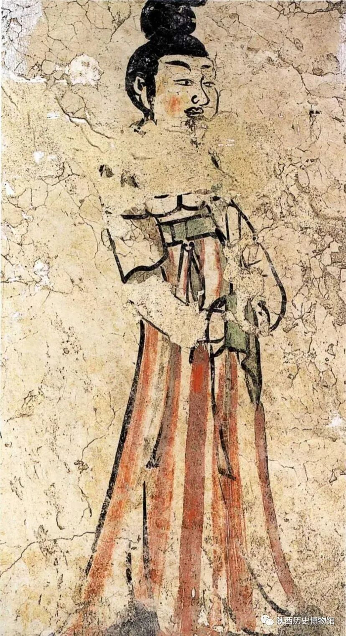 唐·托盏侍女图壁画   陕西历史博物馆藏    图片来源：西安文物