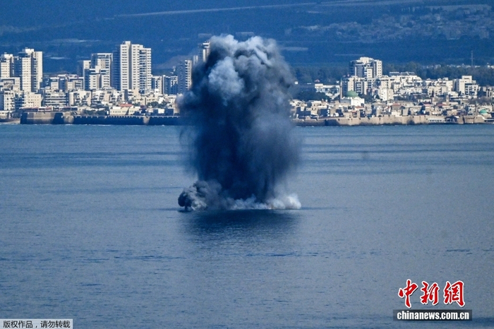 当地时间2月28日，在美国和以色列对伊朗发动空袭后，以色列北部海法市附近海域发生爆炸。