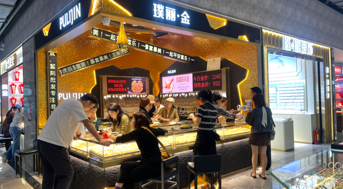 3月23日中午，水贝金展珠宝广场。杨子晏 摄