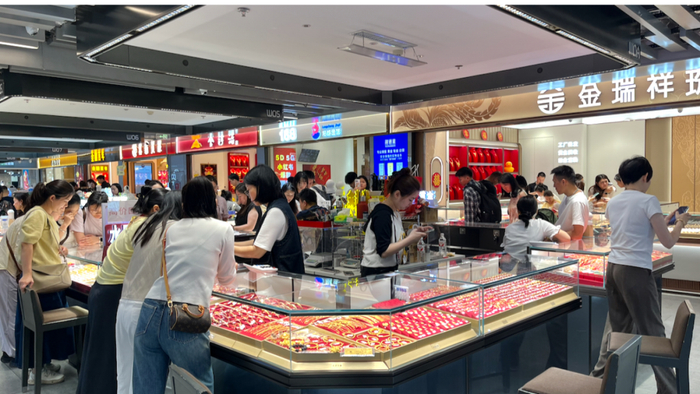 图为水贝金座现场，杨子晏 摄