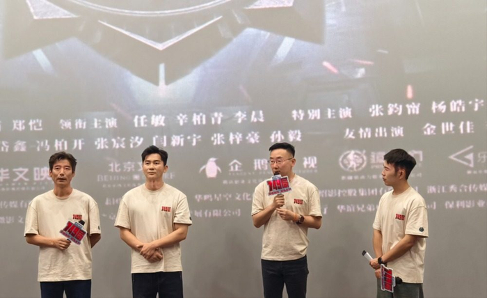 ▲左起：演员杨皓宇、李晨、导演陆川。记者 聂晶 摄