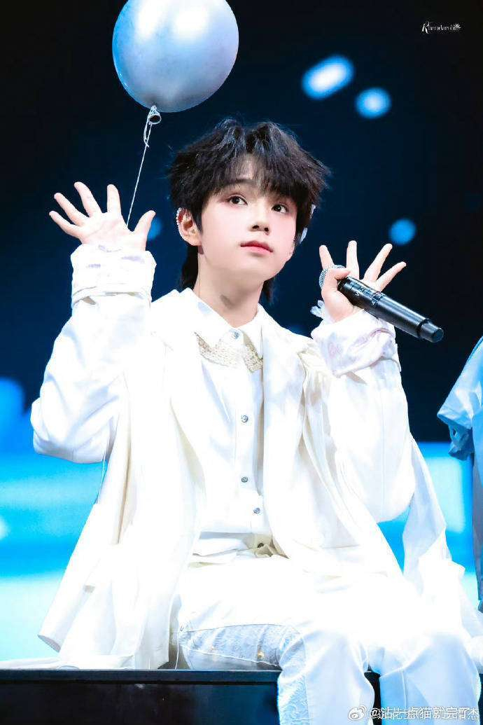  这场百万竞速背后，折射出的是养成系行业的新逻辑。曾经依赖公司砸资源的模式，正在悄然被颠覆。张函瑞的粉丝自建数据组和安利组，形成了一条完整的流水线；王橹杰的后援会开发了直拍预约提醒小程序，粉丝的专业化程度，简直可以与经纪团队相媲美。更值得一提的是，数据转化的情况：张函瑞的高级会员数量在创纪录之后暴涨了4145%，这证明了流量热度可以直接转化为经济效益。有业内人士透露，已经有三个综艺团队在与这两位少年接触，看来属于TF四代的时代，真的已经拉开了序幕。 值得一提的是，两位少年粉丝之间，也形成了某种奇妙的竞争默契：张函瑞的粉丝强调断层主唱跳成舞担，王橹杰的粉丝则突出舞蹈ACE的全能进化。看似在互相内卷，但实际上，两方共同将四代的关注度推向了一个新的高峰。当然，也有部分粉丝担心，王橹杰不断增长的身高或许会影响他的舞蹈灵活性，而张函瑞的vocal优势，在舞蹈挑战中并未完全展现。但无论如何，这两个在训练室里付出了无数日夜努力的少年，已经用他们的《Lovely》舞台，以2711万的播放量，证明了属于他们的故事才刚刚开始。 从TFBOYS到时代少年团，养成系偶像一直是内娱的特殊存在。他们像是被粉丝们看着成长的邻家弟弟，每一次进步都会牵动所有人的心。张函瑞和王橹杰的出现，不仅继承了这一家族的辉煌传统，更用数据说话的方式，重新定义了养成系的可能性。或许现在讨论谁将是新顶流还为时尚早，但可以确定的是，当05后少年们开始接管舞台，内娱的游戏规则，很可能会因此发生翻天覆地的变化。