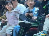 何猷君球场带娃超温柔,儿女正脸曝光,豪门生活低调接地气