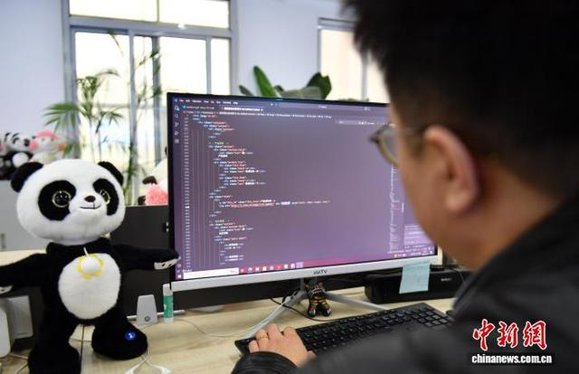 3月25日，河北雄安新区容城县轻纺城河北海发玩具有限公司内，工作人员正在编写代码。中新社记者 韩冰 摄