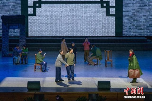 话剧《家有九凤》亮相第四届新疆文化艺术节。赵凯 摄
