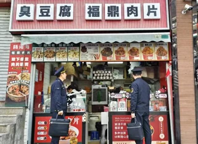 执法人员上门核查。 “上海市场监管”微信公众号 图